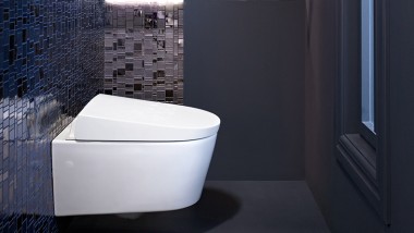 Badezimmer mit Geberit AquaClean Sela Dusch-WC und Drückerplatte Sigma40